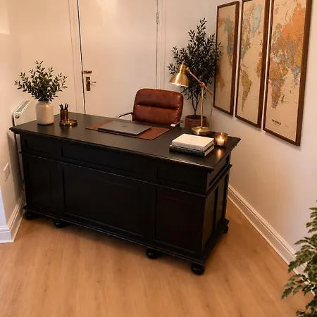 The Garden Flat - Stylish Retreat Near Racecourse Apartment *