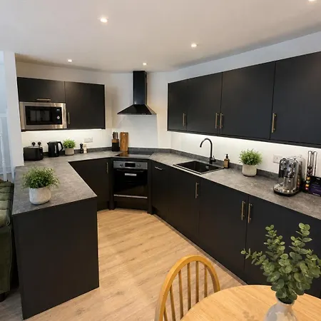 The Garden Flat - Stylish Retreat Near Racecourse *