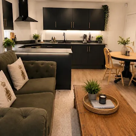 The Garden Flat - Stylish Retreat Near Racecourse *