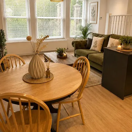 The Garden Flat - Stylish Retreat Near Racecourse Apartment York