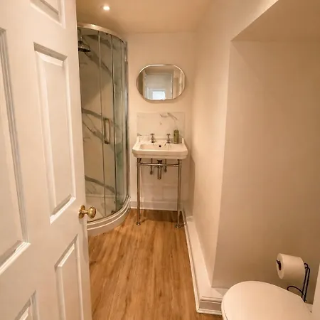 The Garden Flat - Stylish Retreat Near Racecourse Apartment *